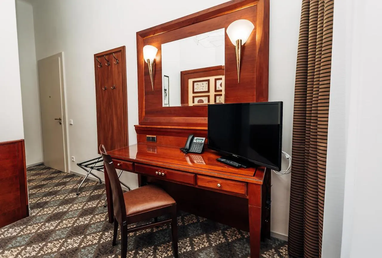 Hotel La Bohemia KLV 4*,