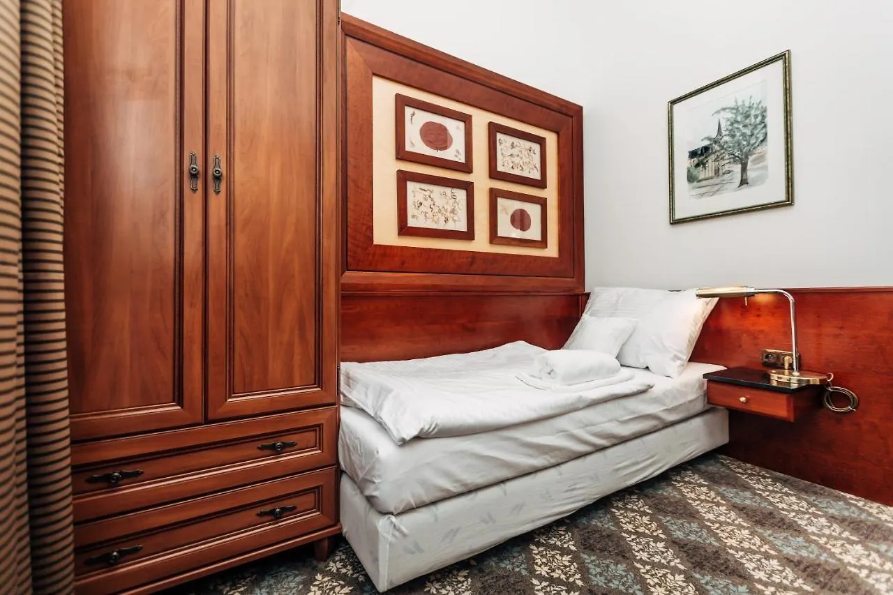 Hotel La Bohemia KLV 4*,