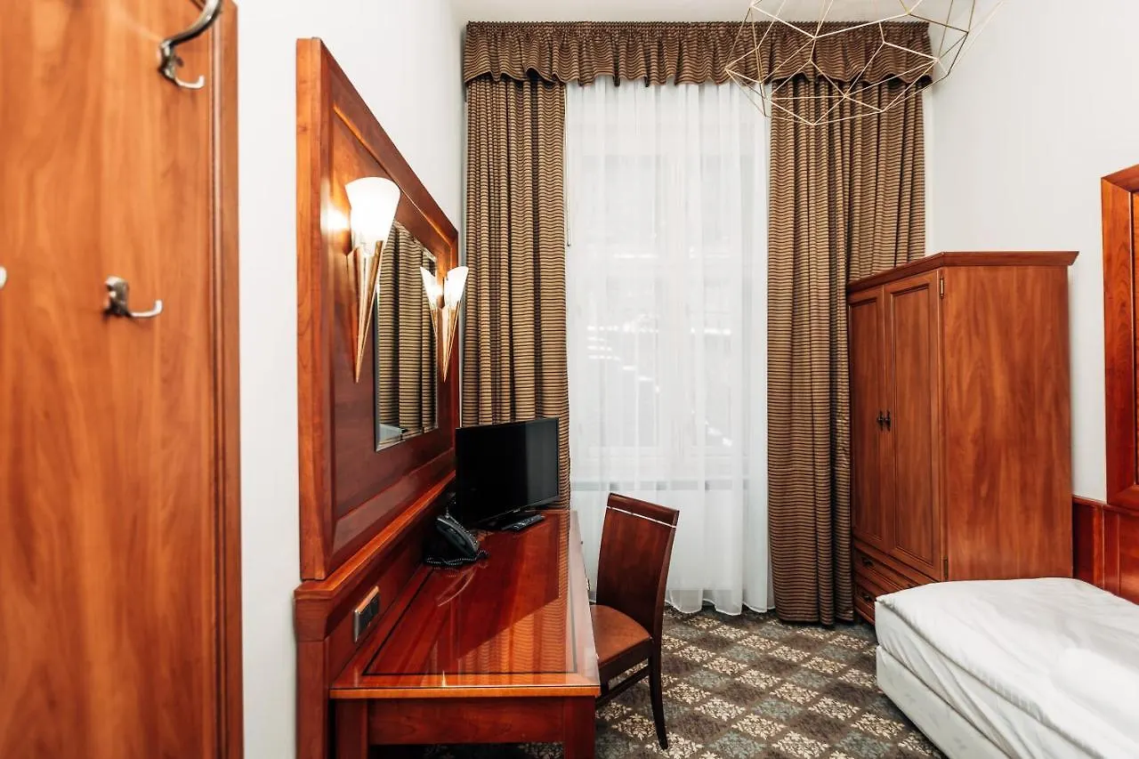 Hotel La Bohemia KLV 4*,