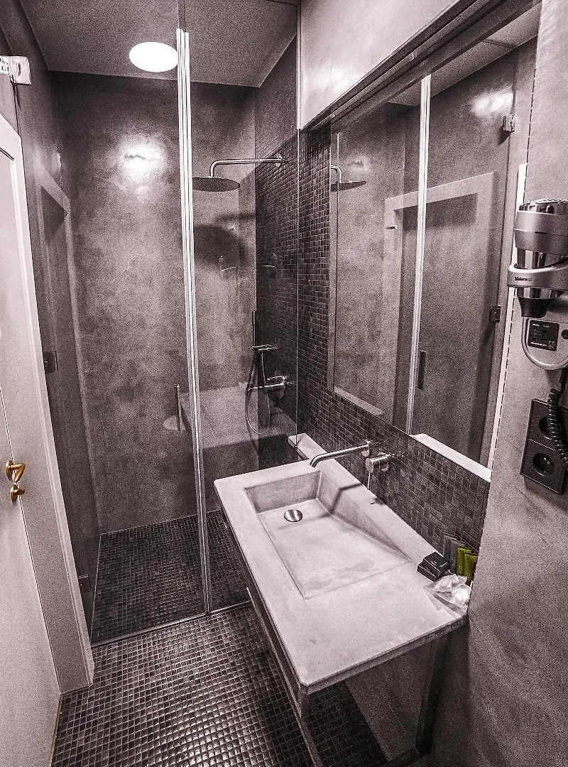 Hotel La Bohemia KLV 4*,